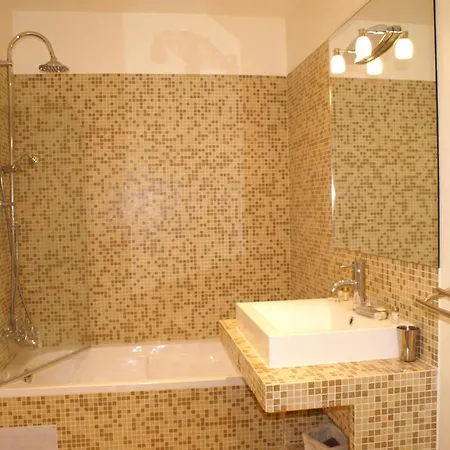 First Floor 15 Rue Notre Dame With Vast Terrace Апартаменты Канны